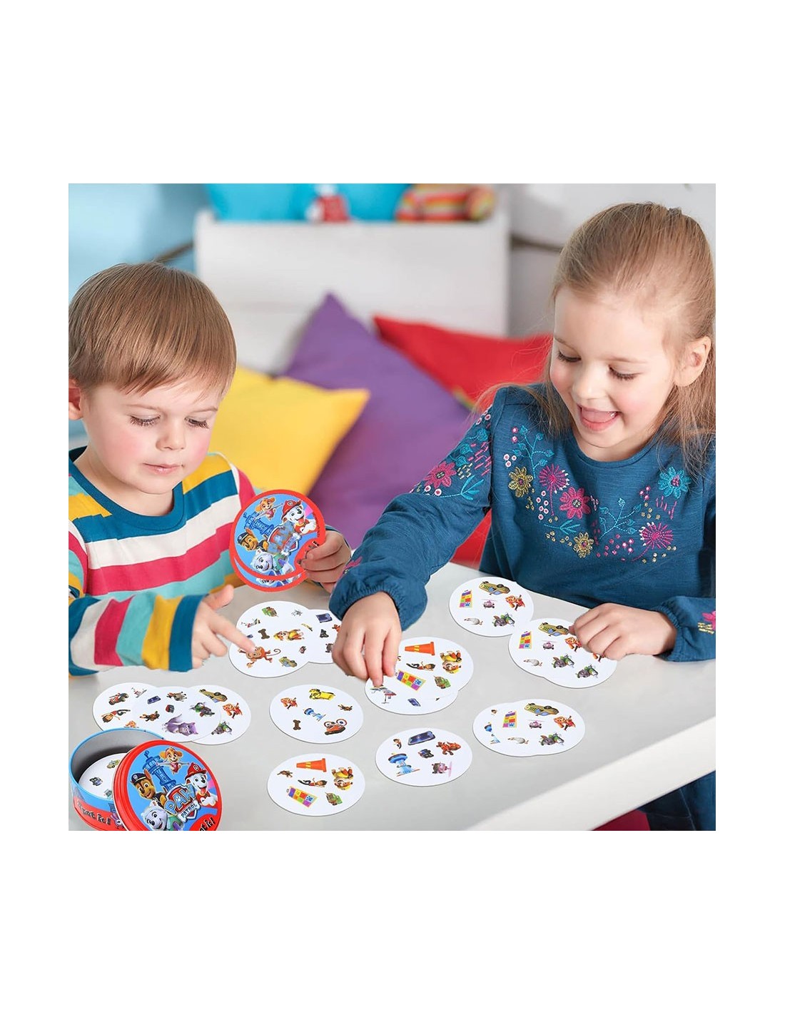 dobble pat patrouille — enfants jouant autour de la table