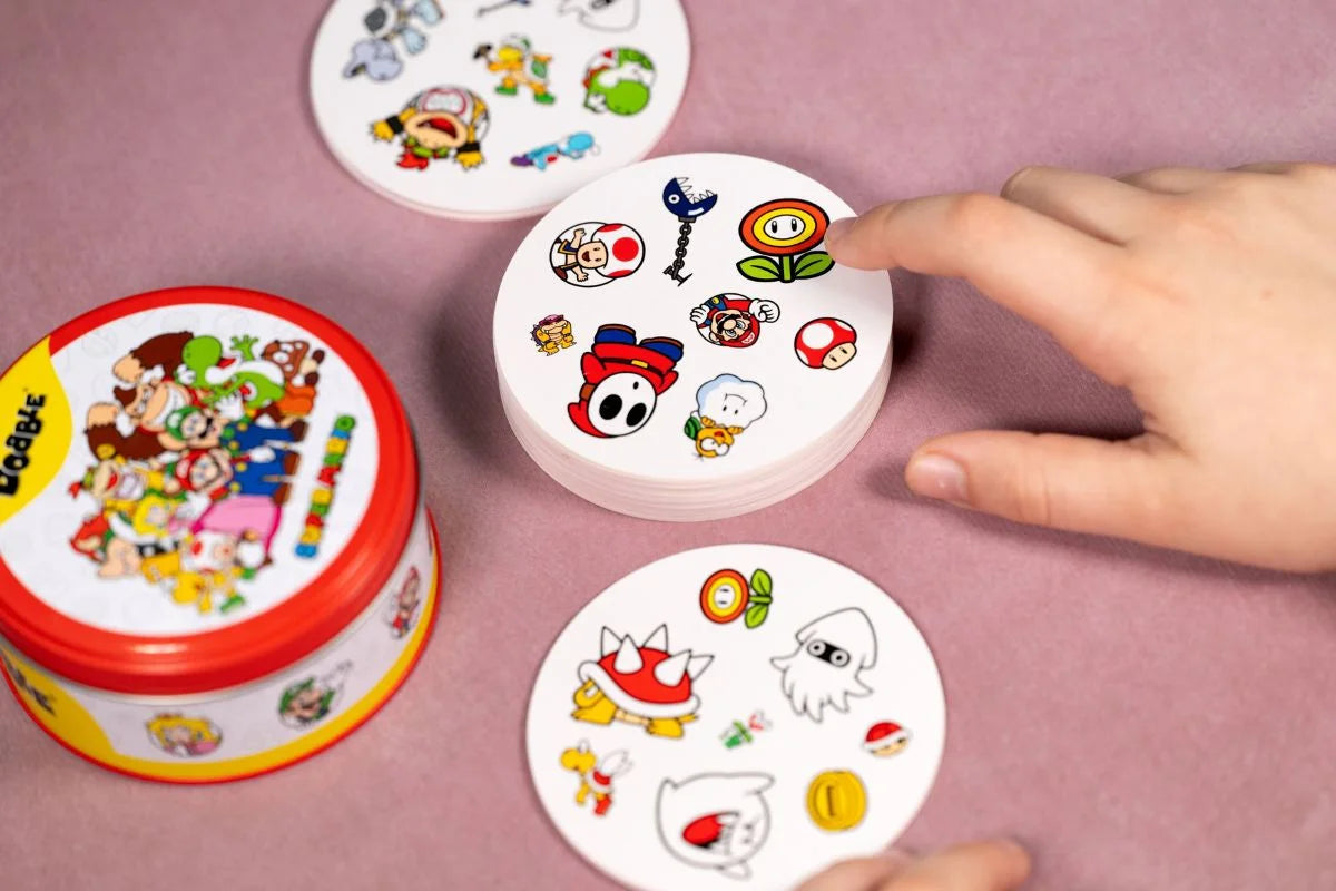dobble super mario — cartes sur la table pendant une partie
