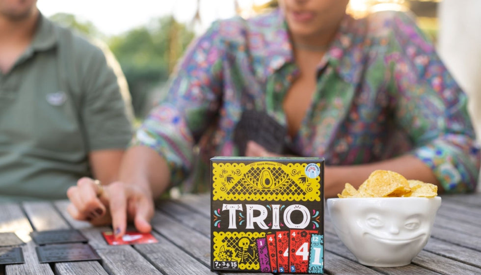 Trio : partie entre amis autour d’une table en extérieur